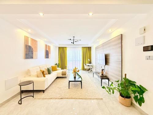 2BR Kilimani with Pool & Theater