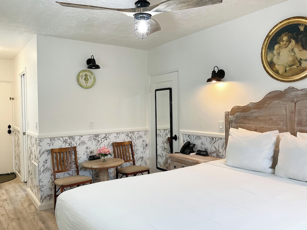 Carmel Green Lantern Inn - photo 47