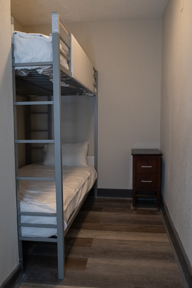 Americas Best Value Inn Detroit Dearborn - photo 34