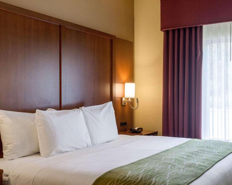 Russell Inn and Suites - photo 14