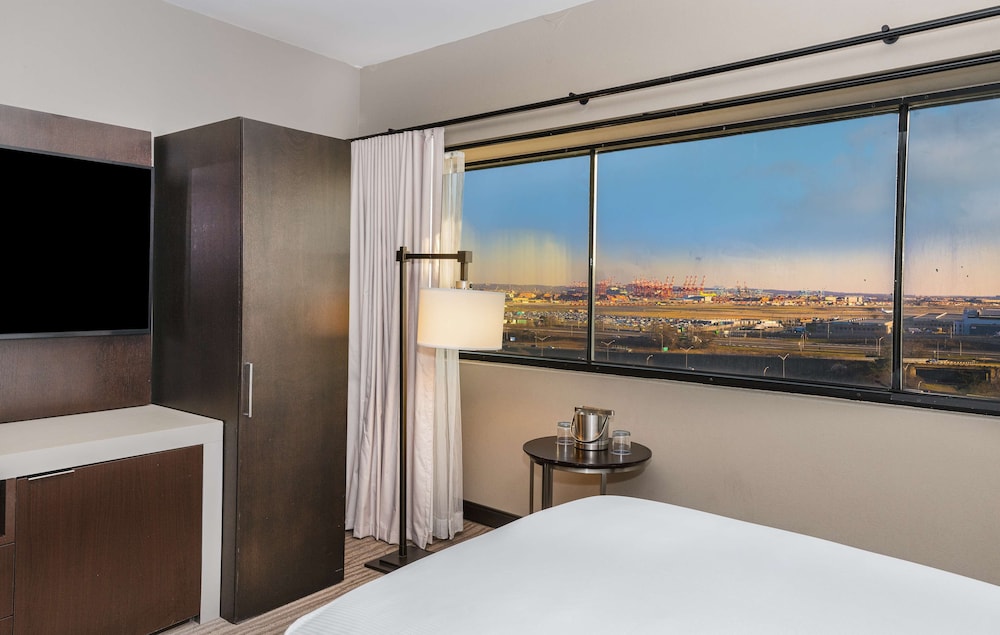 DoubleTree by Hilton Hotel Newark Airport - photo 35