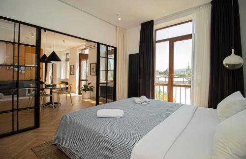 Chic 2BR Center Apt with View By Wehost