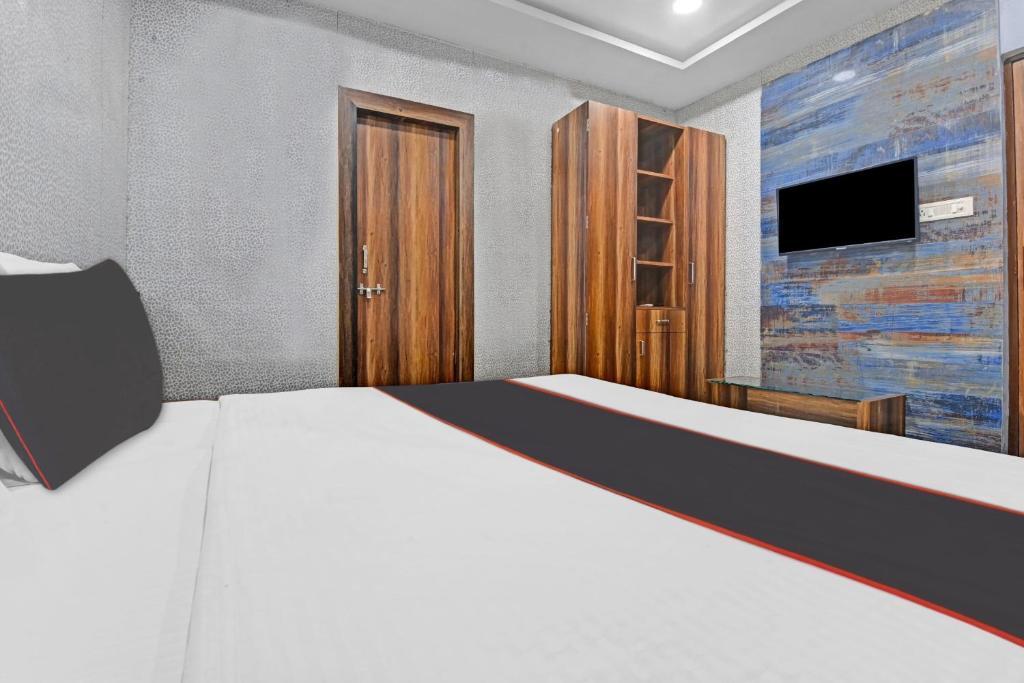 Collection O Mohan Paradise in Gonda City, India