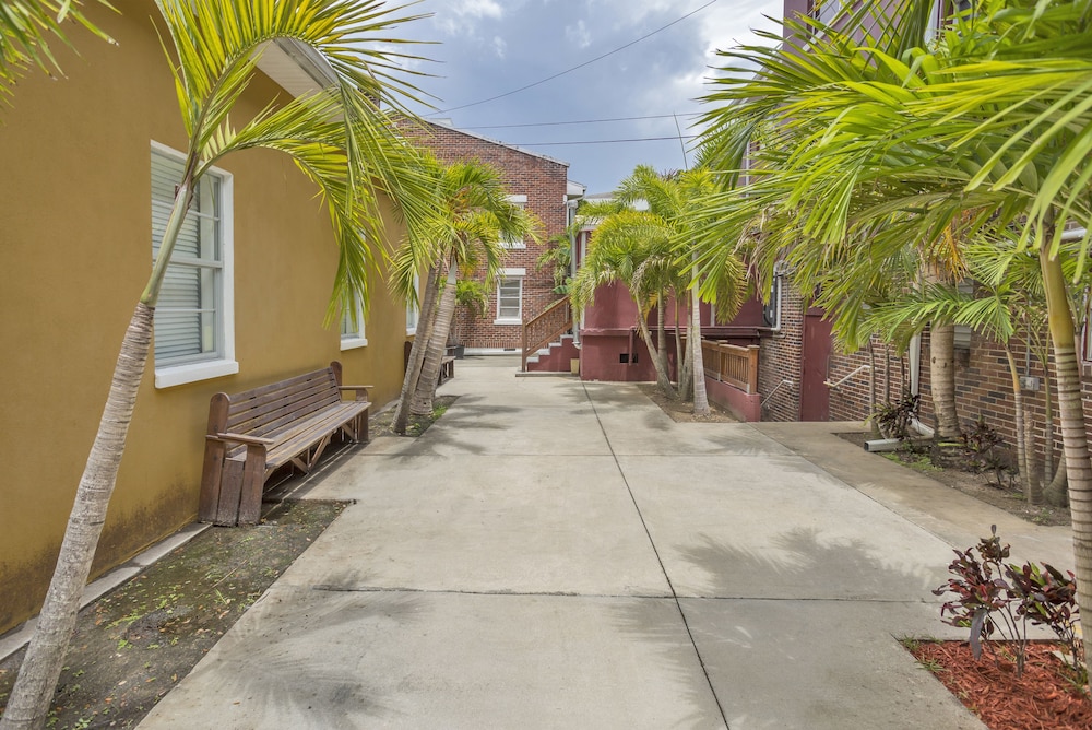 Palm Grove Inn - photo 21