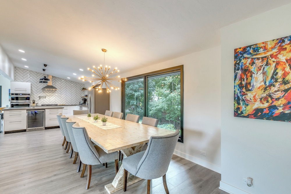 Riverfront Appleton Home with Pool and Boat Dock — 4-Star Luxury Hotel in Appleton, United States