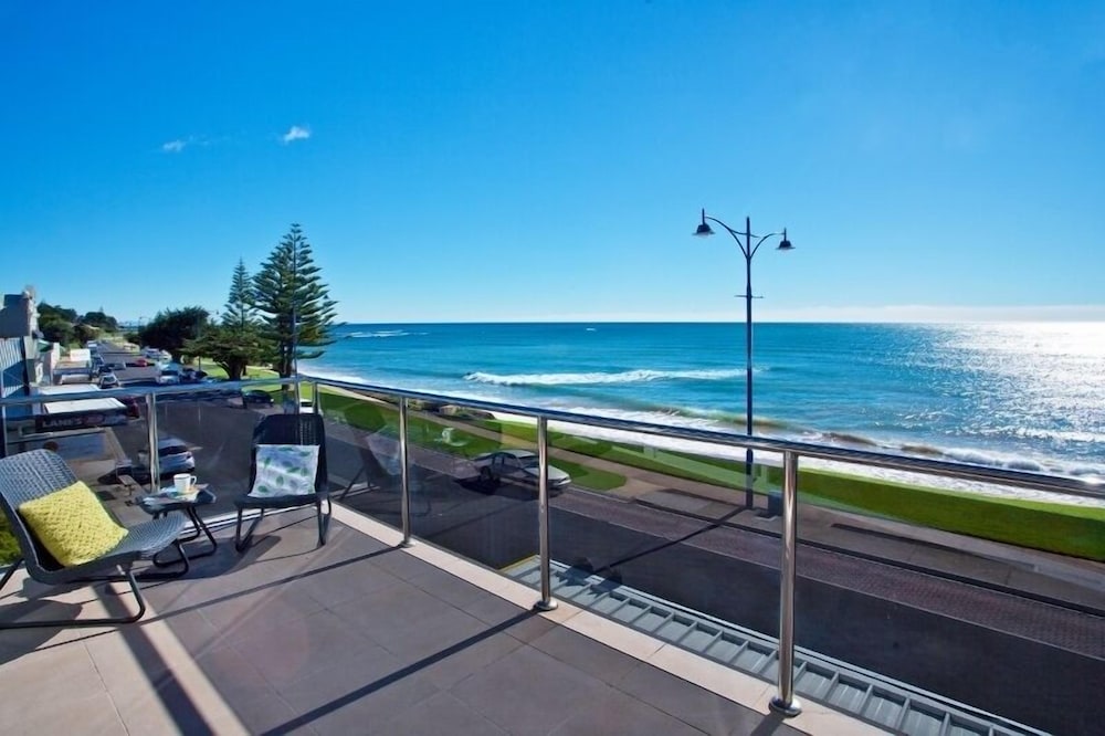 Penguin Waterfront Escape — 4-Star Luxury Hotel in Penguin, Australia