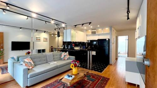 Charming 1BR in Prime Santa Monica Walk to Beach — 4-Star Luxury Hotel in Los Angeles, United States