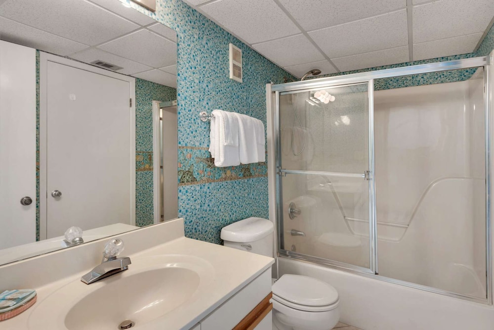 Edgewater Beach Resort Tower 3 811 - photo 23