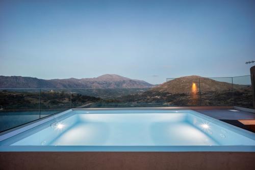 Luxury Apartment with Rooftop Pool in Meronas — 4-Star Luxury Hotel in Agia Galini, Greece