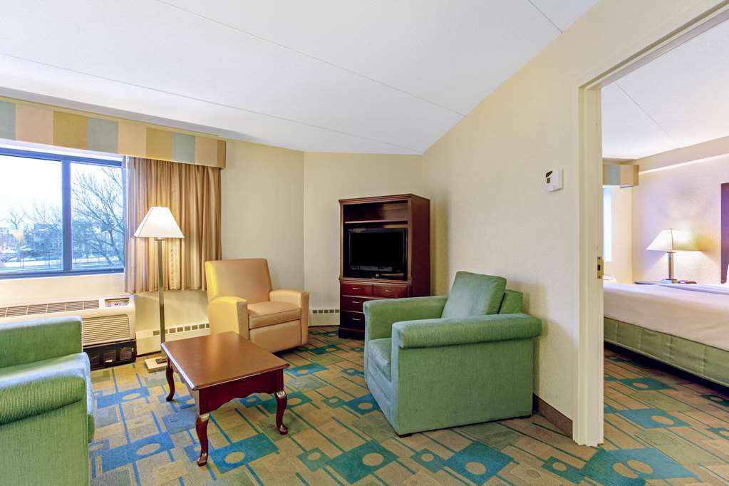 La Quinta Inn & Suites by Wyndham Boston Somerville - photo 37