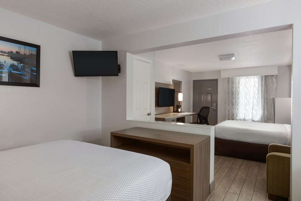 La Quinta Inn & Suites by Wyndham Oceanfront Daytona Beach - photo 22