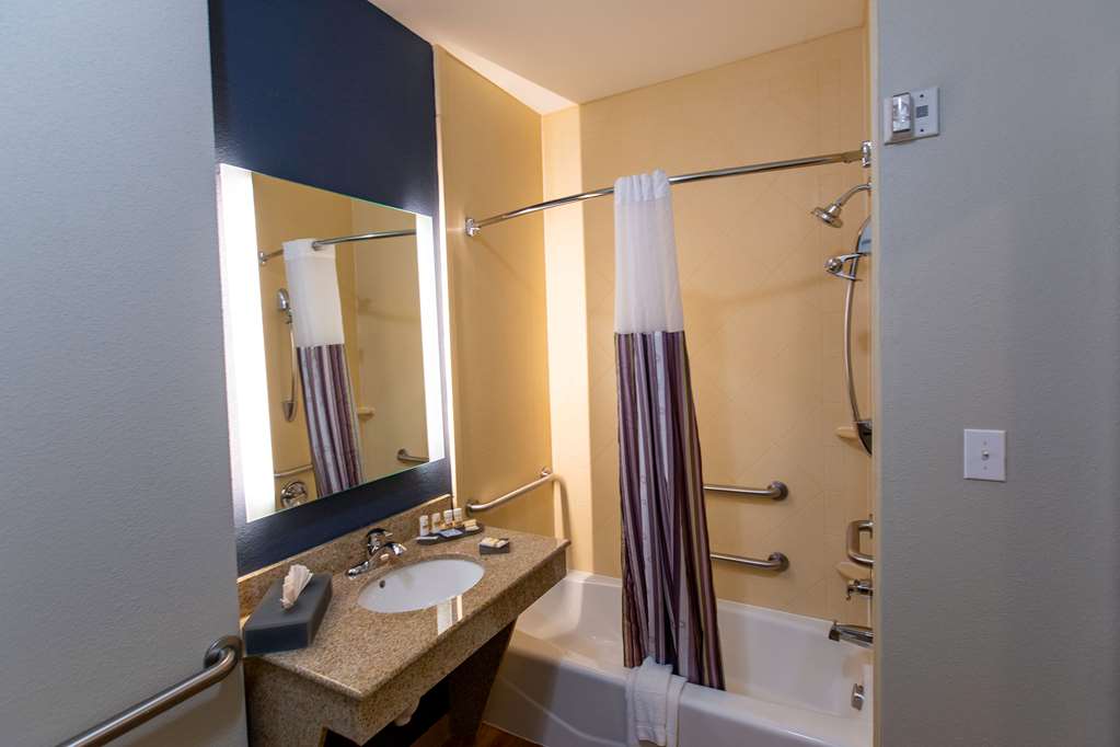 La Quinta Inn & Suites by Wyndham Houston East at Normandy - photo 32