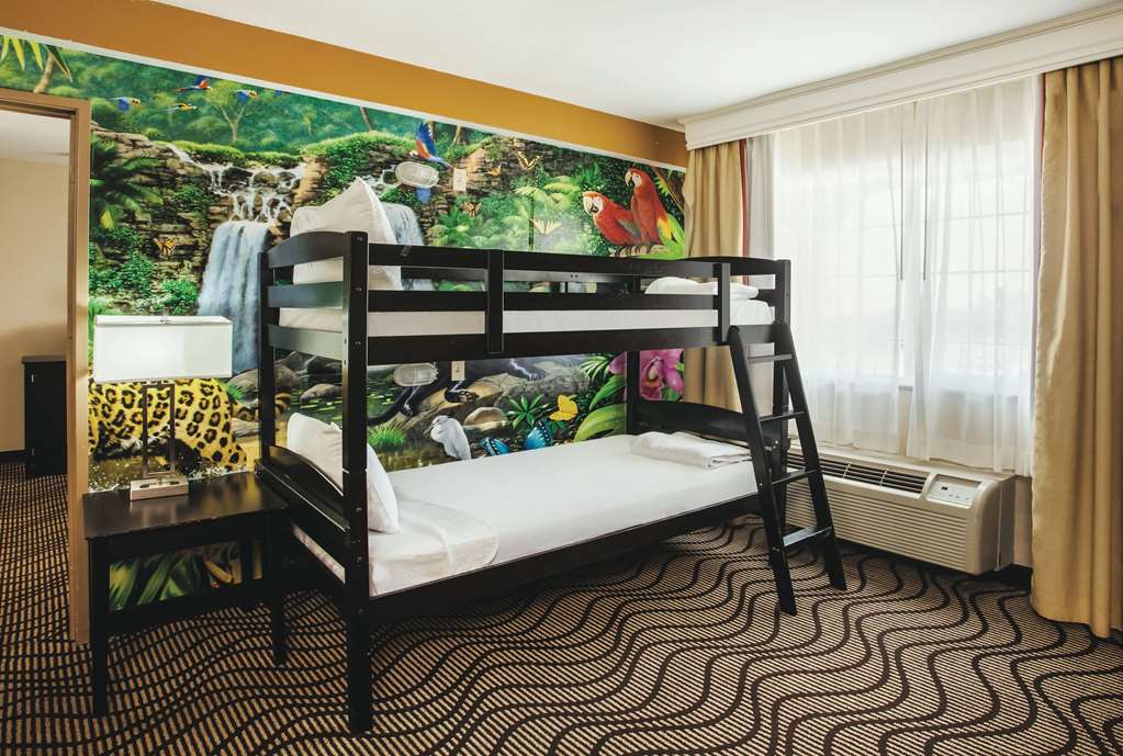 La Quinta Inn & Suites by Wyndham Carlsbad Legoland Area - photo 25
