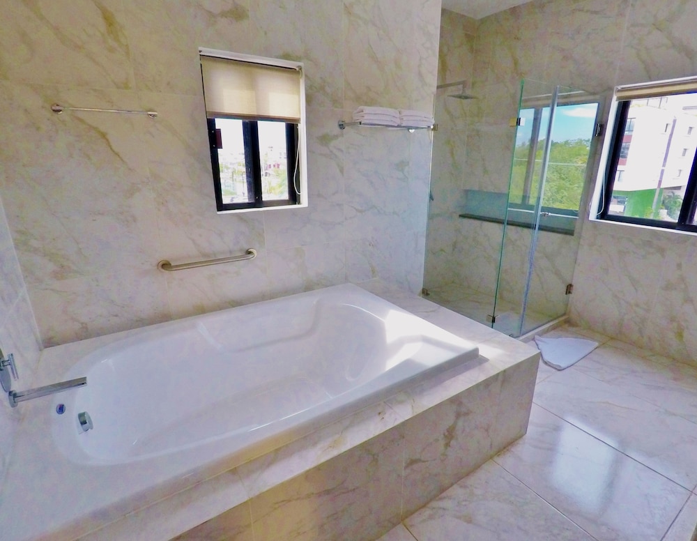 Deep soaking bathtub