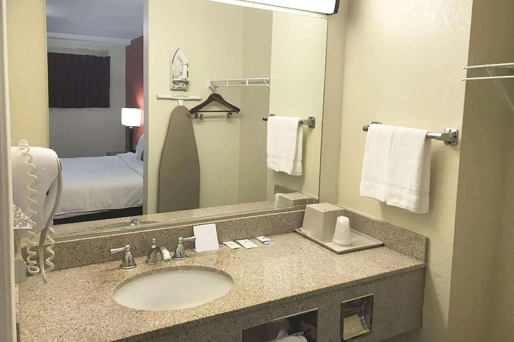 Super 8 by Wyndham Greensburg Latrobe - photo 10