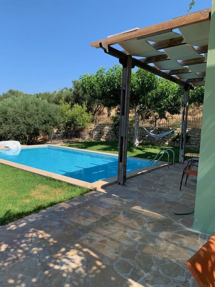 Villa Georgia — 4-Star Luxury Hotel in Alimos, Greece