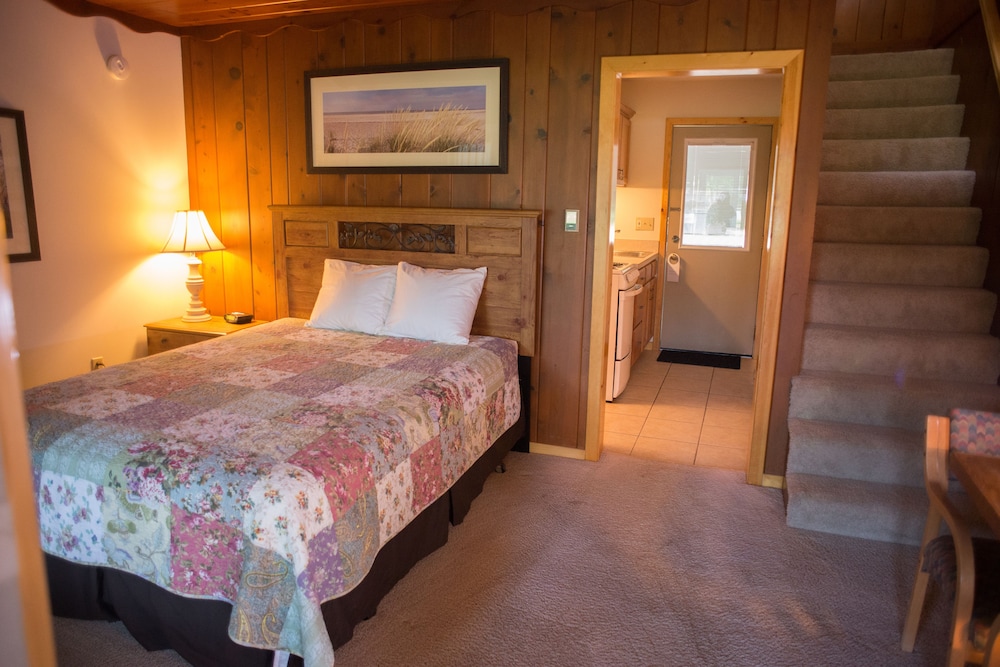 M 22 Inn Suttons Bay - photo 9