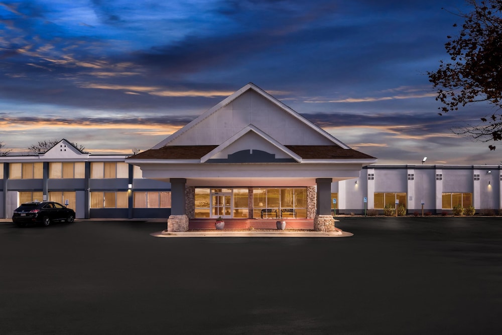Suburban Studios Fort Dodge - photo 17