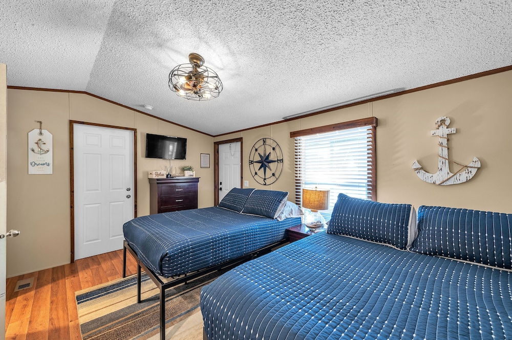 Nautical Nest 1 Bedroom Hotel Room by The Lodges at Fossil Creek in Kingston, United States