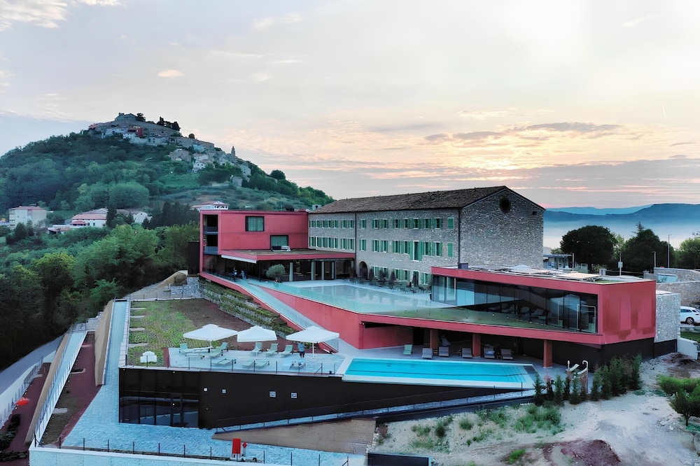 Winery & Design Hotel Roxanich — hotel in Motovun
