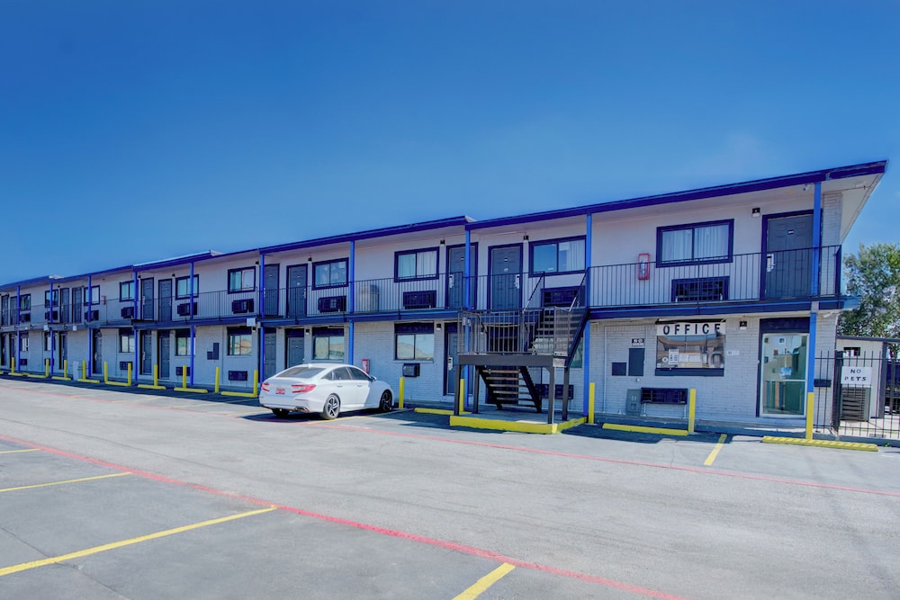 Super 7 Inn By OYO San Antonio NW Medical Center - photo 40