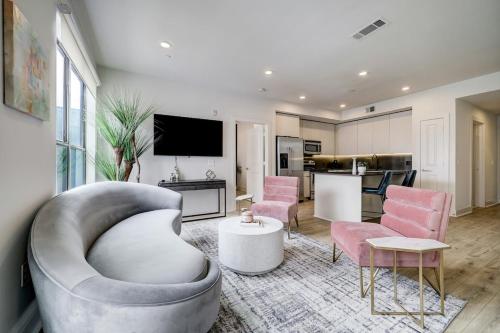 UBP Resort meets Apt in vibey Montrose Houston — 4-Star Luxury Hotel in Houston, United States