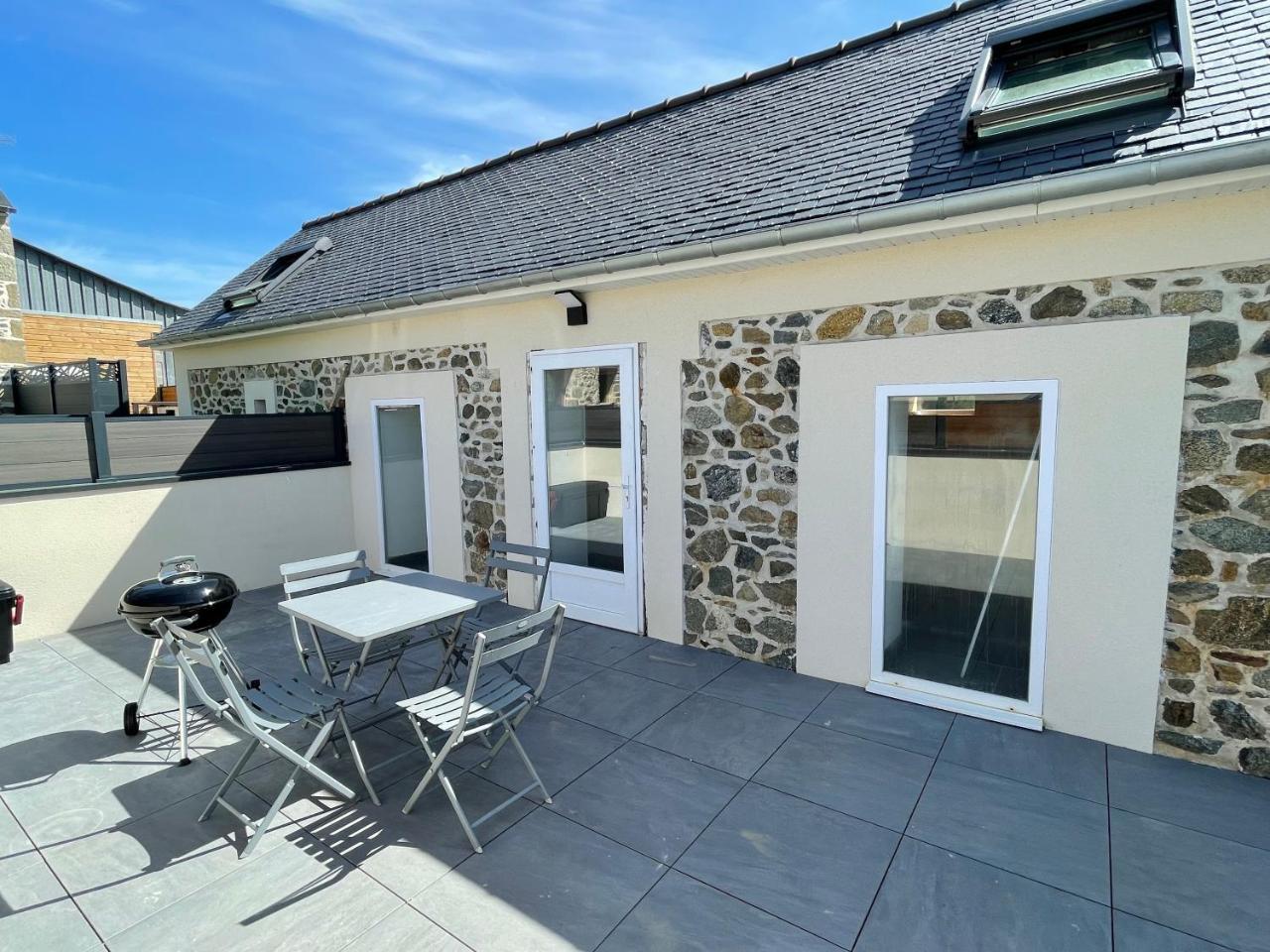 Magnifique Corps de Ferme Renove Avec Jacuzzi in Hillion, France