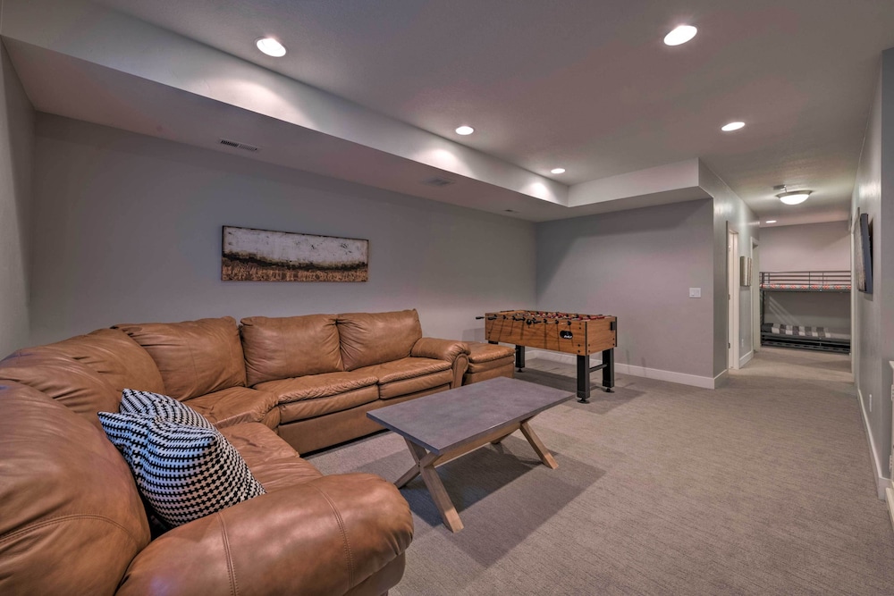 Modern Huntsville Resort Retreat with Deck And Hot Tub - photo 24