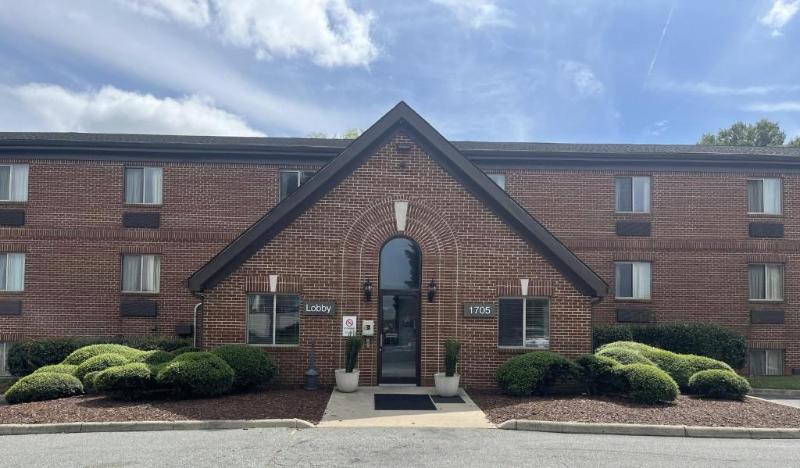HomeTowne Studios & Suites by Red Roof Greensboro - photo 9