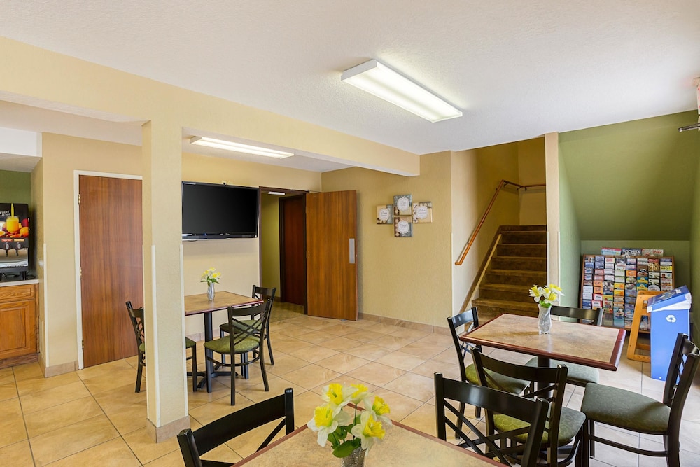 Rodeway Inn and Suites Kearney - photo 23