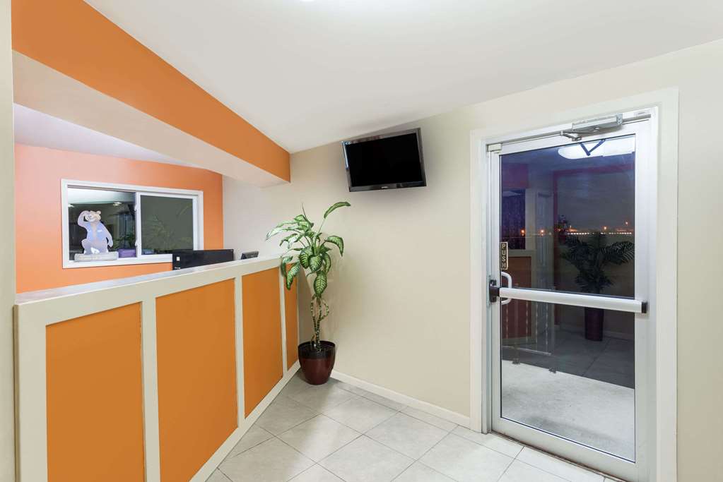 Travelodge by Wyndham Seymour - photo 2