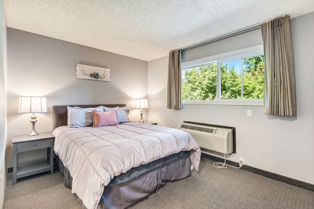 Bend Riverside Inn & Suites - photo 68