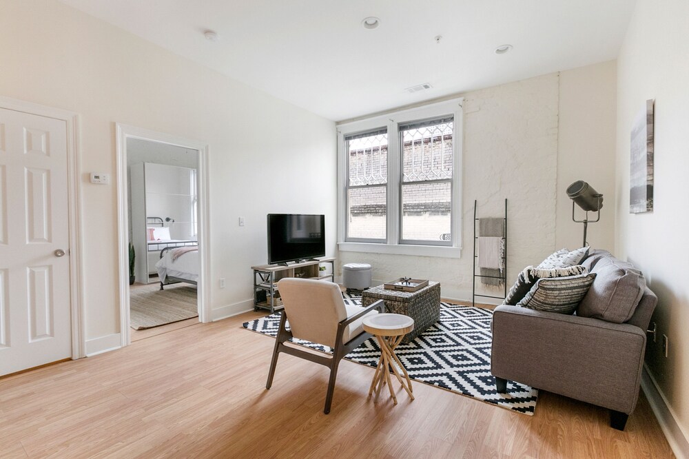 Hip 2BR in Arts Warehouse District - photo 31