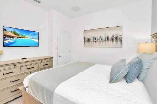 Upstay 9BR Disney Retreat w Pool BBQ & Hot Tub - photo 32