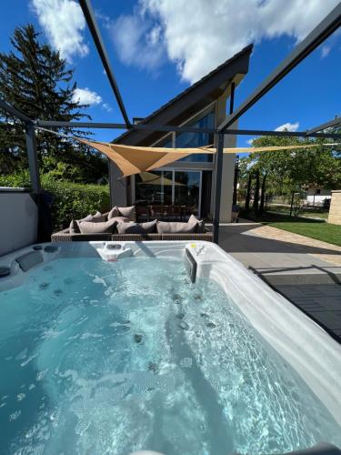 Beige Villa Balatonkenese — 4-Star Luxury Hotel in Balatonkenese, Hungary