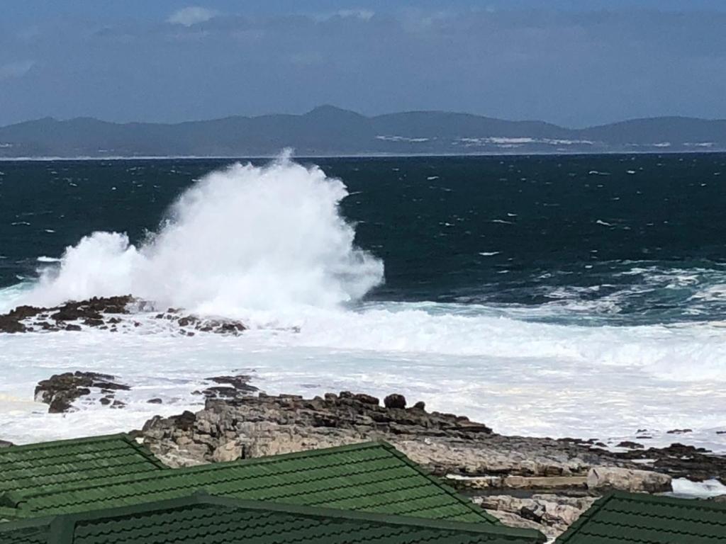 Whale Rock Estate Hermanus Sea View Apartment — 4-Star Luxury Hotel in Hermanus, South Africa