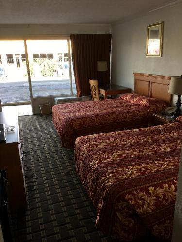 Houston Inn and Suites - photo 7