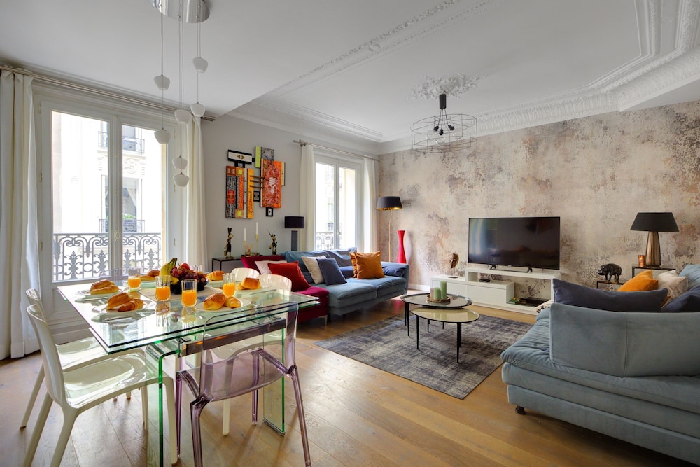 Prestige 3BR Champs Élysées — 4-Star Luxury Hotel in Paris, France