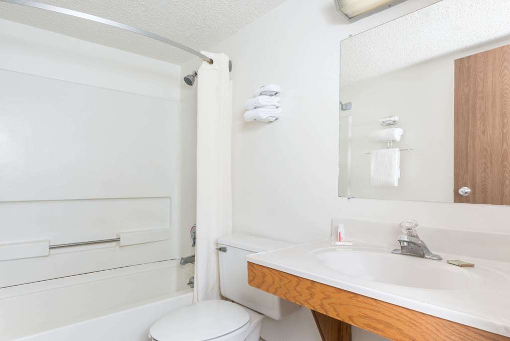 Super 8 by Wyndham Front Royal - photo 5