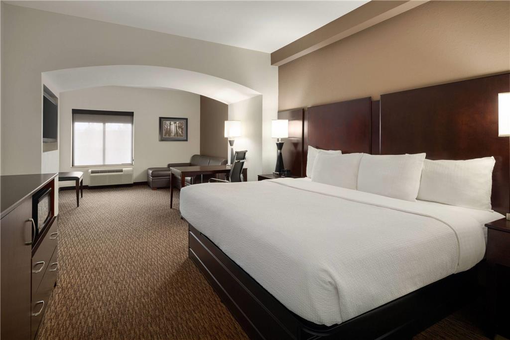 La Quinta Inn & Suites by Wyndham Memphis Wolfchase - photo 34