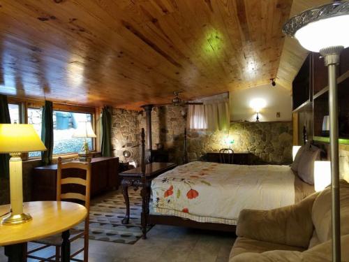 Castle Suite at White Lotus Eco Spa Retreat — 4-Star Luxury Hotel in Stanardsville, United States