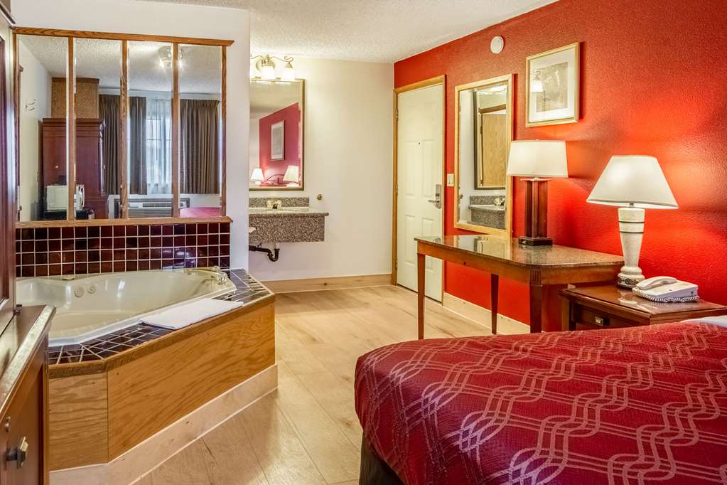 Econo Lodge Inn & Suites Madras - photo 34