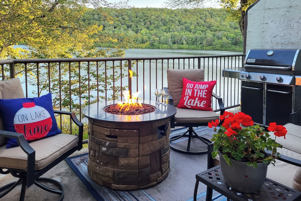 Game Room and BBQ Waterfront Lake Harmony Condo — 4-Star Luxury Hotel in Crystal Lake, United States