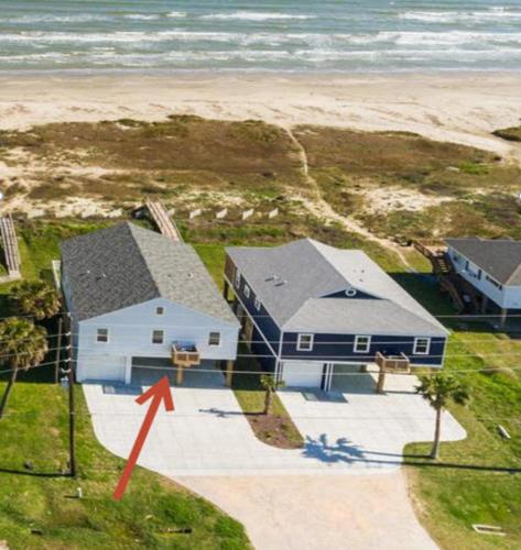 Beachfront Bliss — 4-Star Luxury Hotel in Galveston, United States