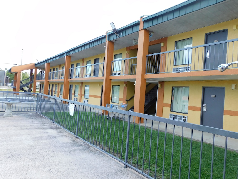 Camilla Inn & Suites - photo 33