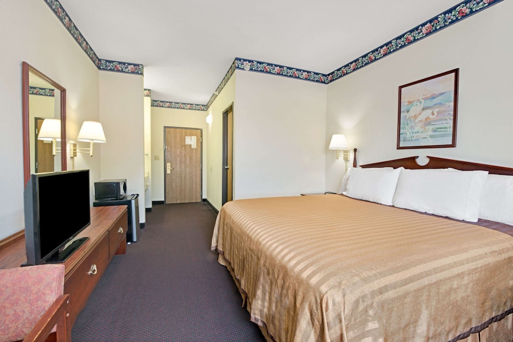 Travelodge by Wyndham St. Louis - photo 8