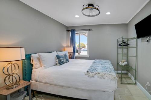 Las Vegas 5 Mins From The Strip 4 Bedroom Home by RedAwning