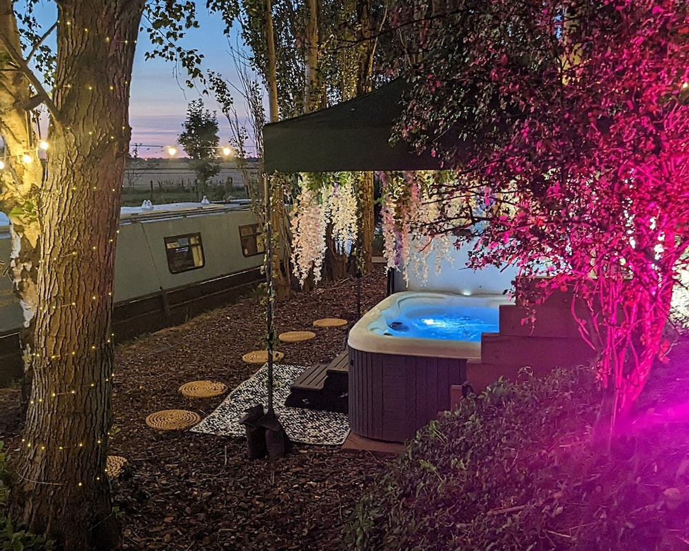 Narrowboat With Hot Tub Spa Cruising And More in Doncaster, United Kingdom