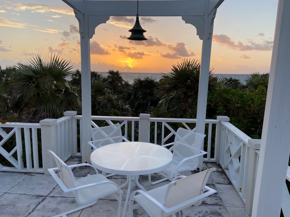Coastal Charm: Newly Renovated Historic Cottage On The Beach — 4-Star Luxury Hotel in Governor's Harbour, Bahamas
