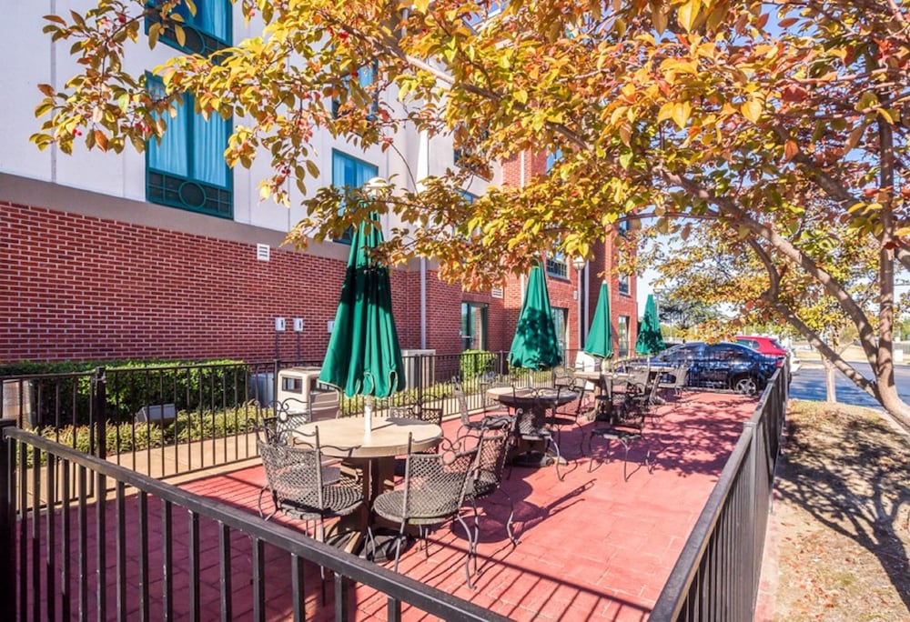Holiday Inn Express and Suites Memphis Southwind - photo 23